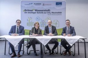 Contract signing, from left to right: Nils Hallermann (Linde), Sandra Horninger (Plansee), Andreas Müller (Linde), and Ulrich Lausecker (Plansee)