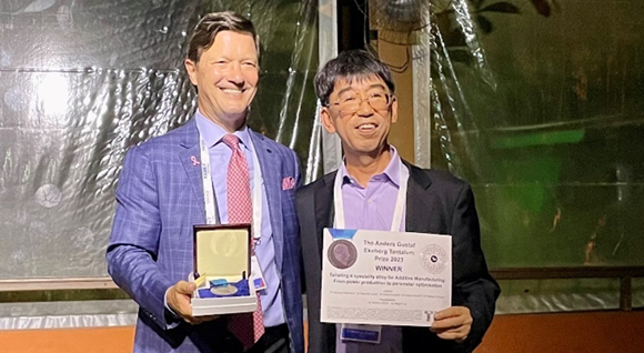 Kazuhiko Iida, CEO of Taniobis, received the Gustaf Ekeberg Award during the General Assembly of the T.I.C. in Rio de Janeiro (Courtesy Taniobis)