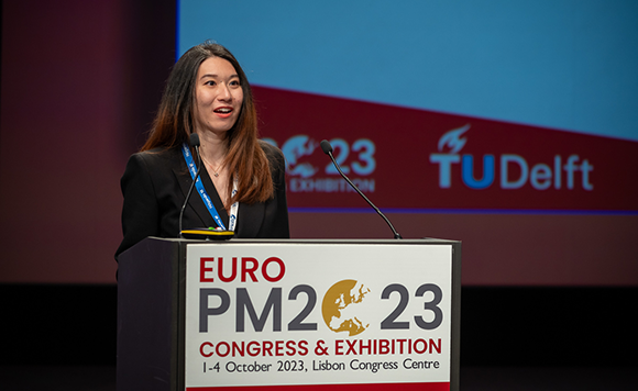 Dr Jiahui Dong presenting her winning paper in 2023 (Courtesy Andrew McLeish/World PM2023)